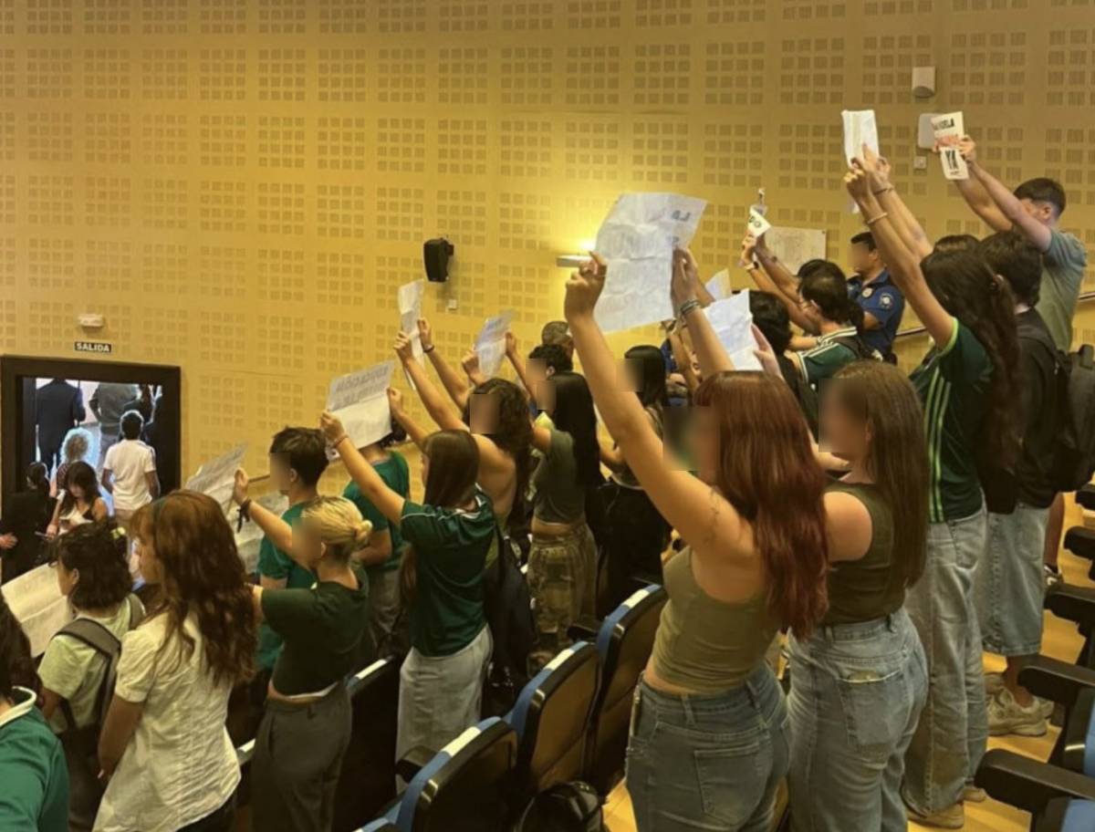 Más de 15 minutos de abucheos para suspender el acto de inauguración del curso en la UPO: 