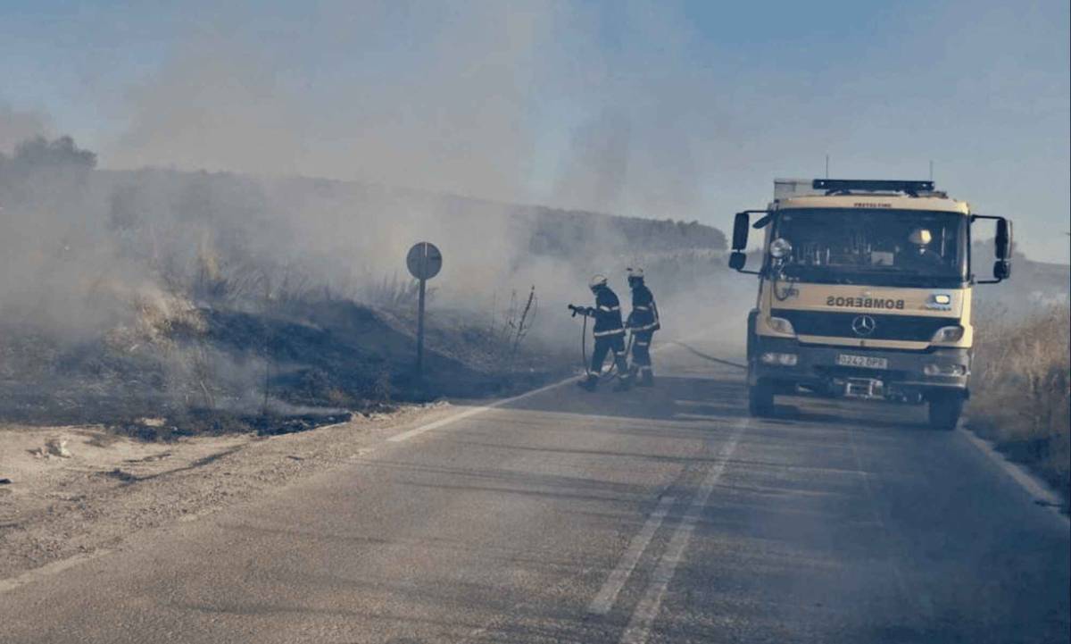 Incendio en la carretera que une Torrecera con Paterna: el fuego alcanza dos plantas fotovoltaicas