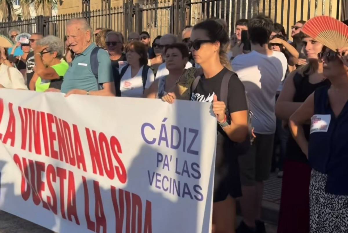 Cientos de personas salen a la calle en Cádiz por Maricarmen sin olvidarse de Fani y Sofía: 