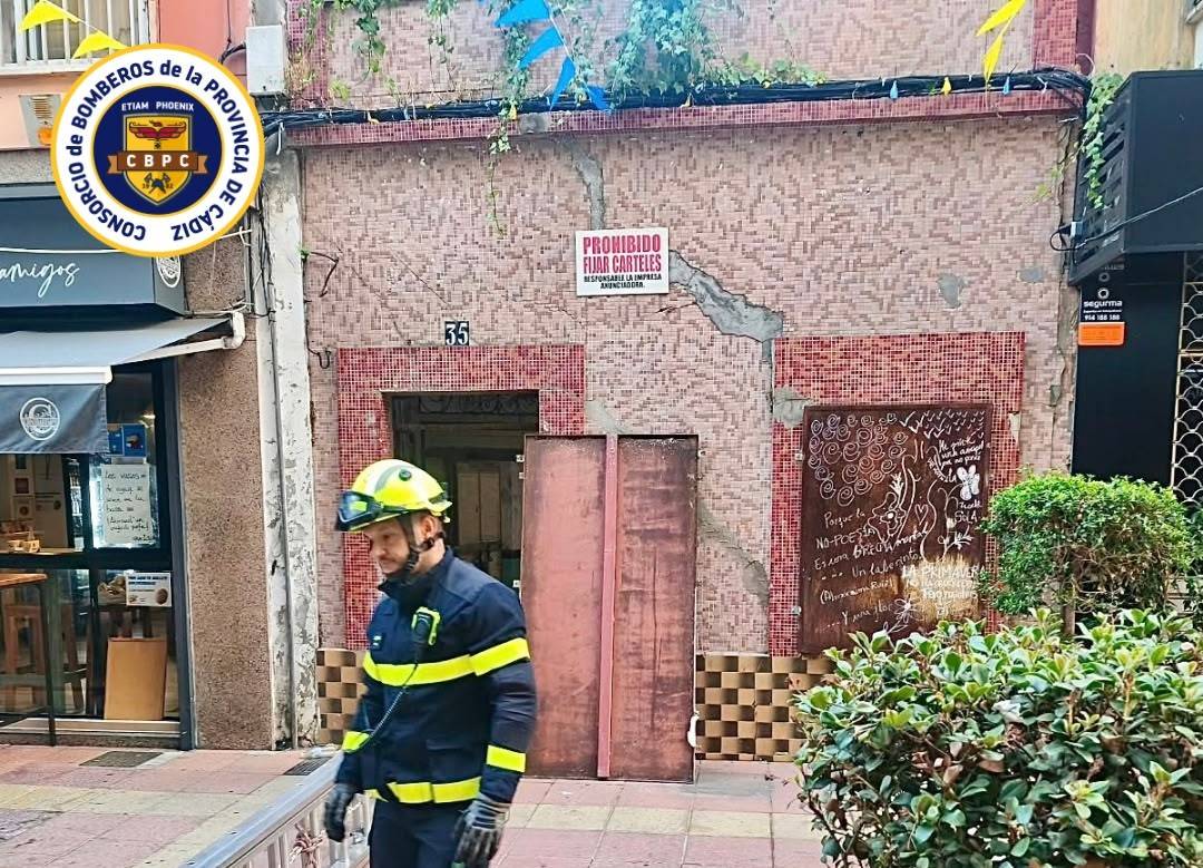 Fallece una persona en Algeciras tras caer sobre el tejado de una vivienda abandonada: los bomberos han tenido que rescatar el cuerpo