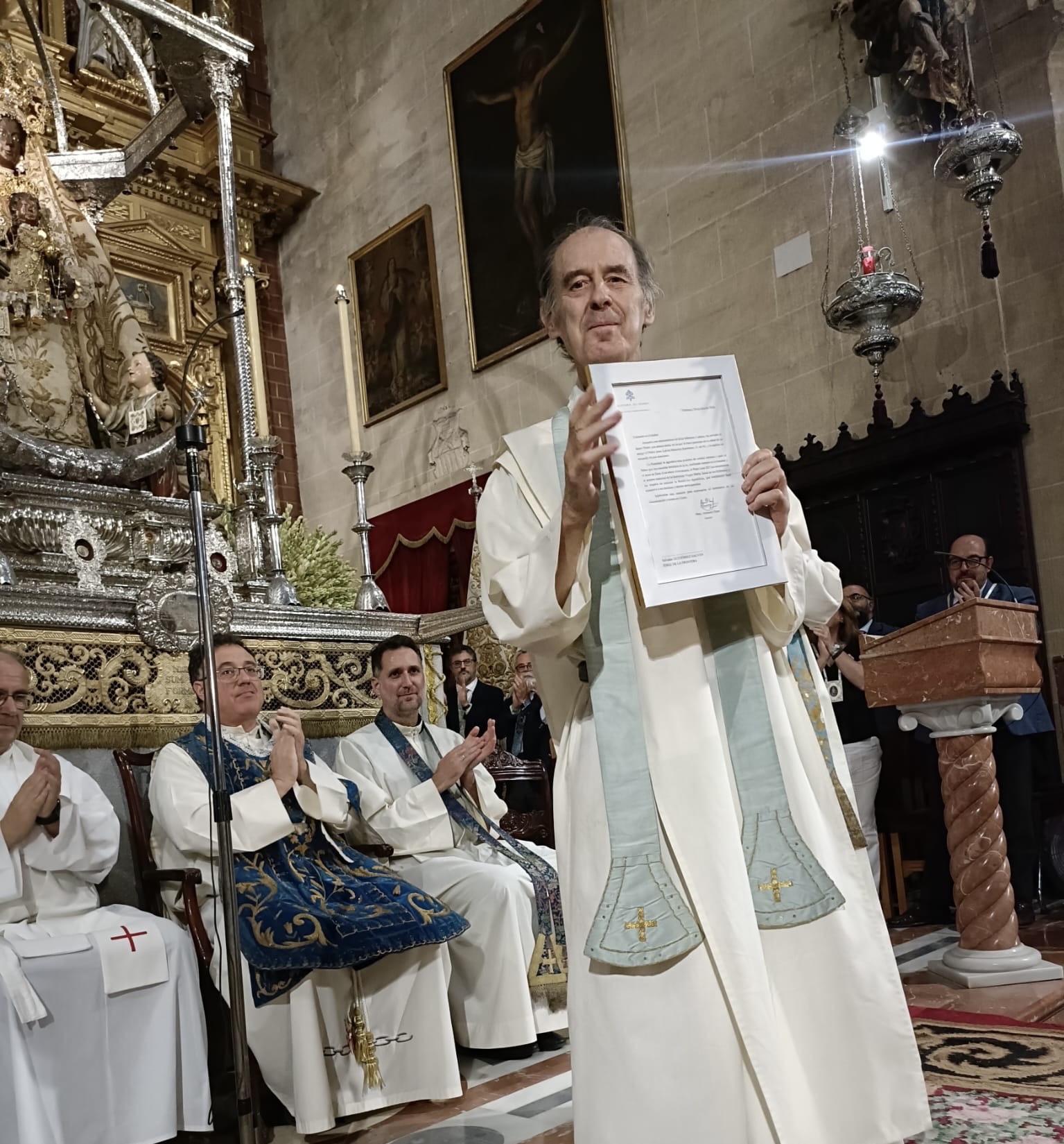 El mercedario mostrando la carta. 
