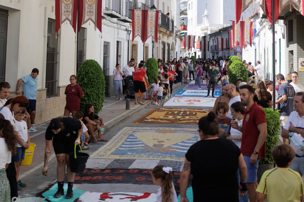 Los jóvenes de las hermandades llenan el centro de Jerez de alfombras de sal para la salida de la Merced