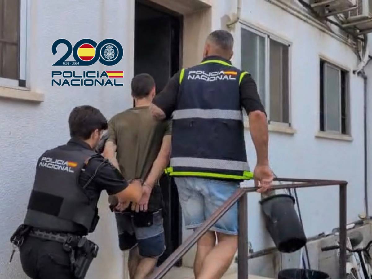 Cinco meses escondido en El Puerto con varias órdenes de busca y captura: la detención, con violencia mientras paseaba por el centro