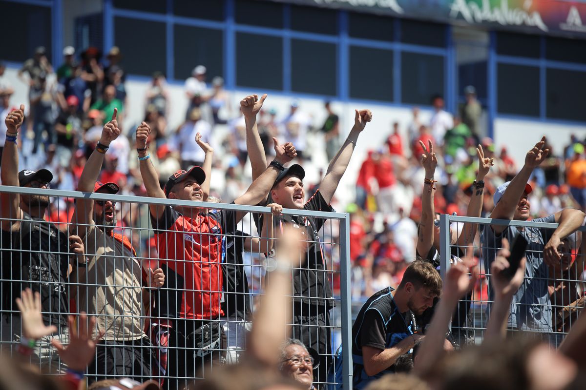 La afición disfruta del Gran Premio en Jerez. - 