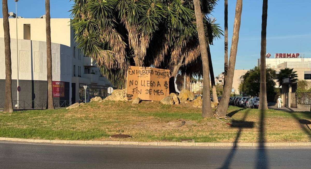 Pancarta colocada por los huelguistas, en la avenida Puertas del Sur, cerca de la tonelería.