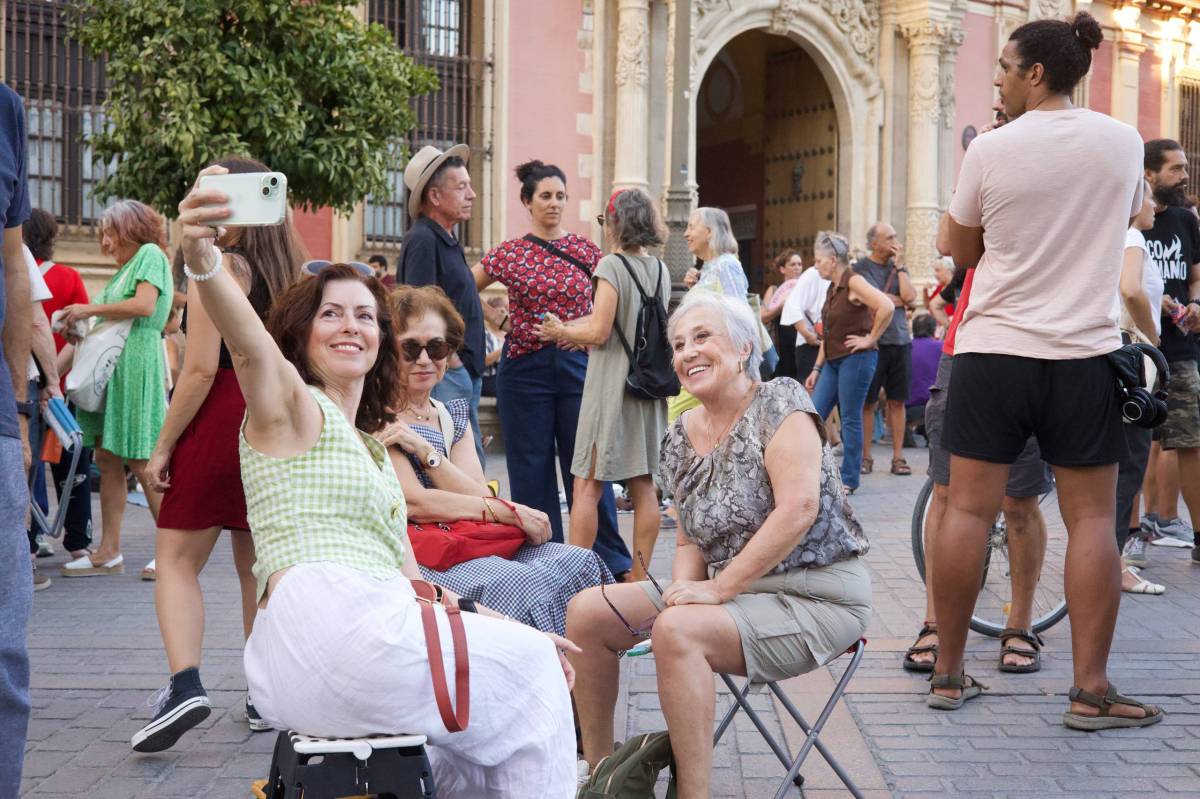 Sevilla, con María Galiana a la cabeza, acude con sillas de playa y mesas de camping a 'reconquistar' la plaza Virgen de los Reyes