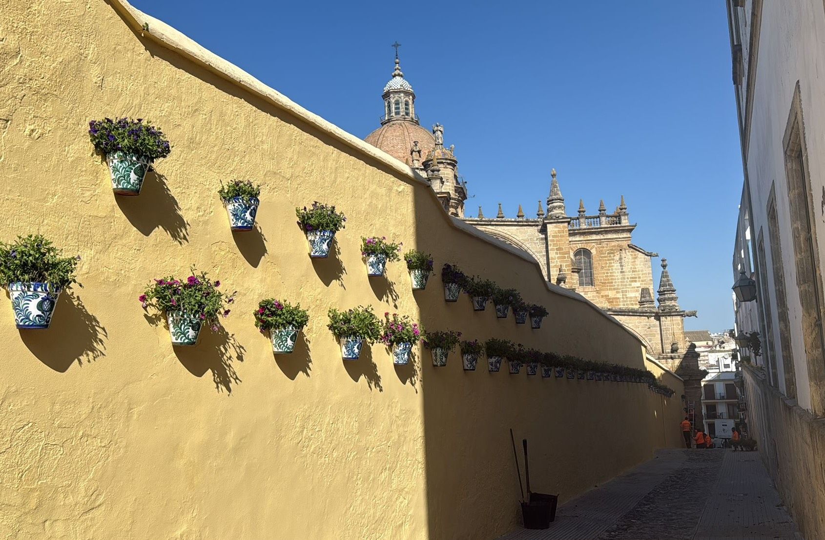 De callejón de orines en el casco histórico de Jerez a una recuperada Cuesta del Aire repleta de belleza e historia