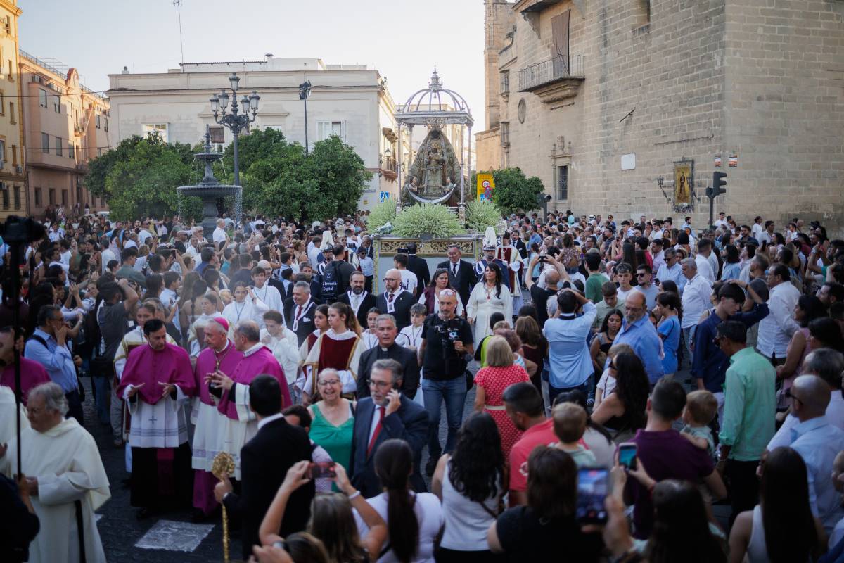 Jerez se vuelca con la Virgen de la Merced antes de pasar lejos de su Patrona al menos nueve meses