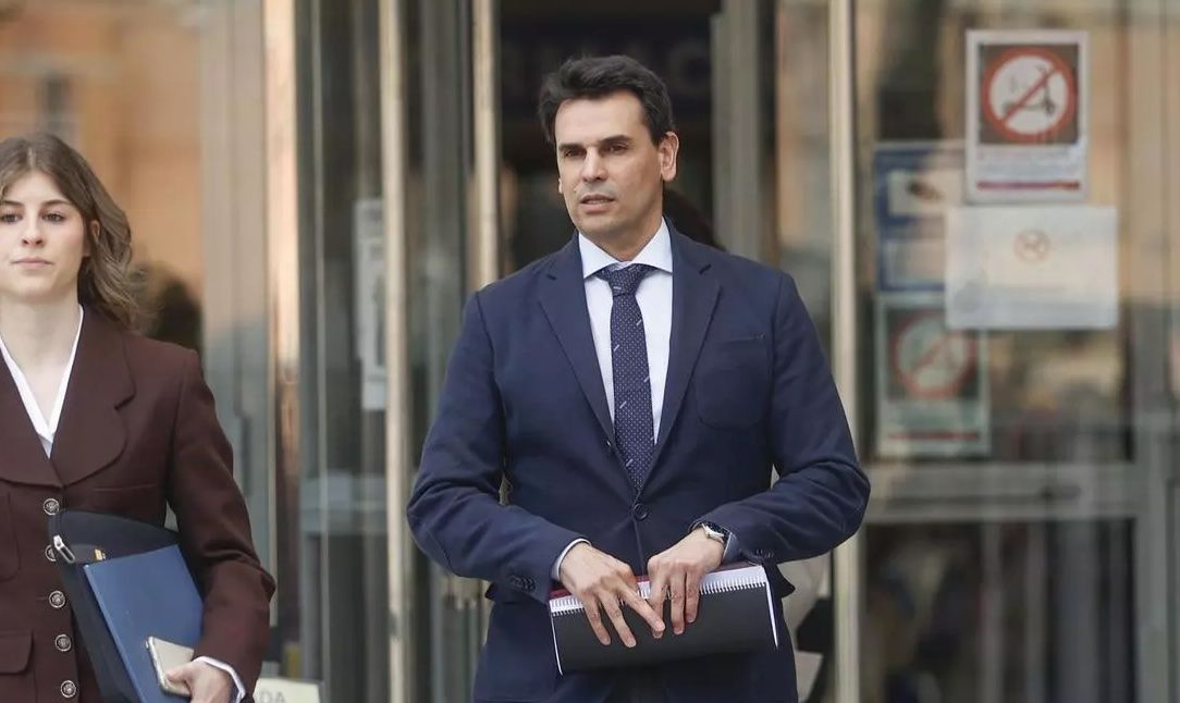 Alberto González Amador, pareja de Isabel Díaz Ayuso, sale de los Juzgados tras declarar. - 
