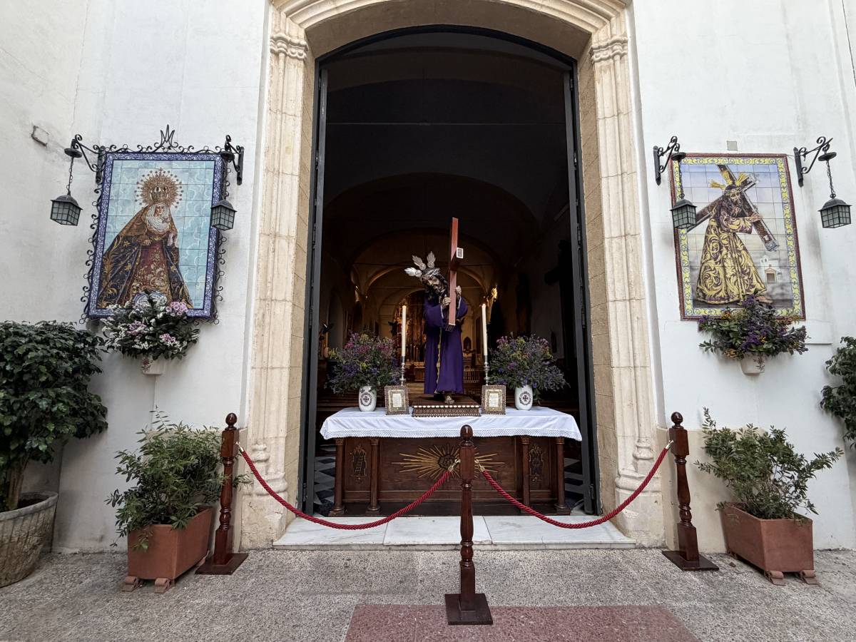 Jesús Nazareno aguardaba en la puerta de la capilla de San Juan de Letrán la llegada de la Virgen de la Merced.