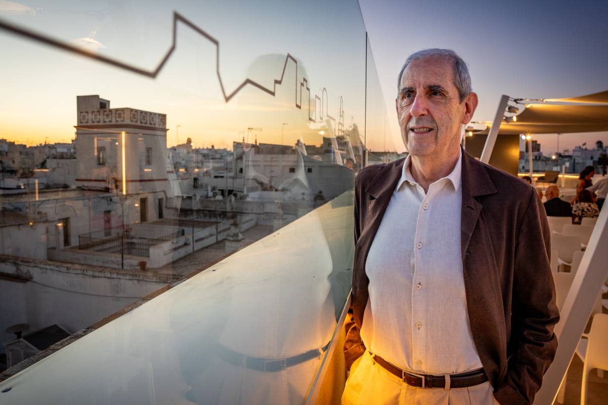 Cruz y Ortiz arquitecto Antonio Ortiz, que participa en una conferencia en la terraza de la fundación Unicaja - José María Reyna Cruz y Ortiz arquitecto Antonio Ortiz, que participa en una conferencia en la terraza de la fundación Unicaja