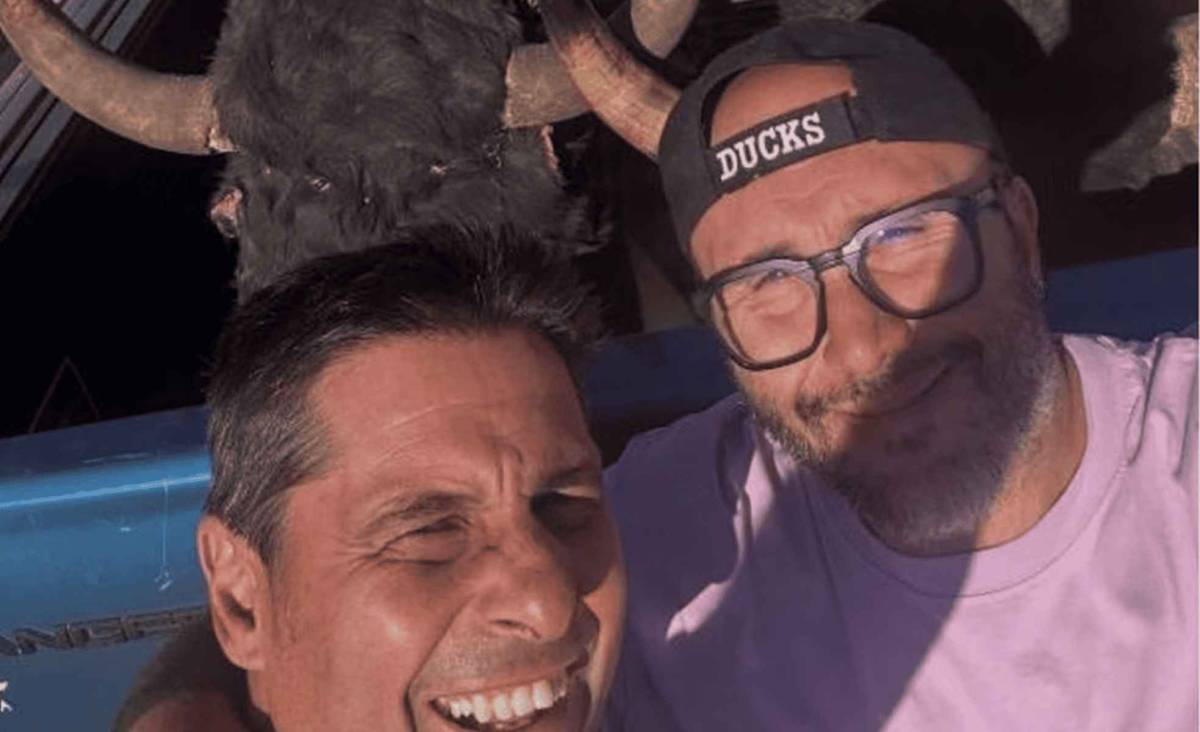 Fran Rivera y Kiko Rivera, en el momento de la entrega de las polémicas cabezas de toro. - 