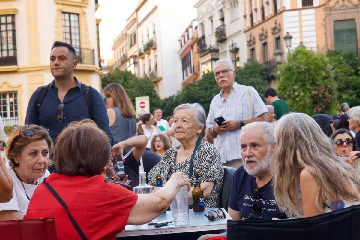 Sevilla, con María Galiana a la cabeza, acude con sillas y mesas de playa a 'reconquistar' Virgen de los Reyes tras la polémica gala