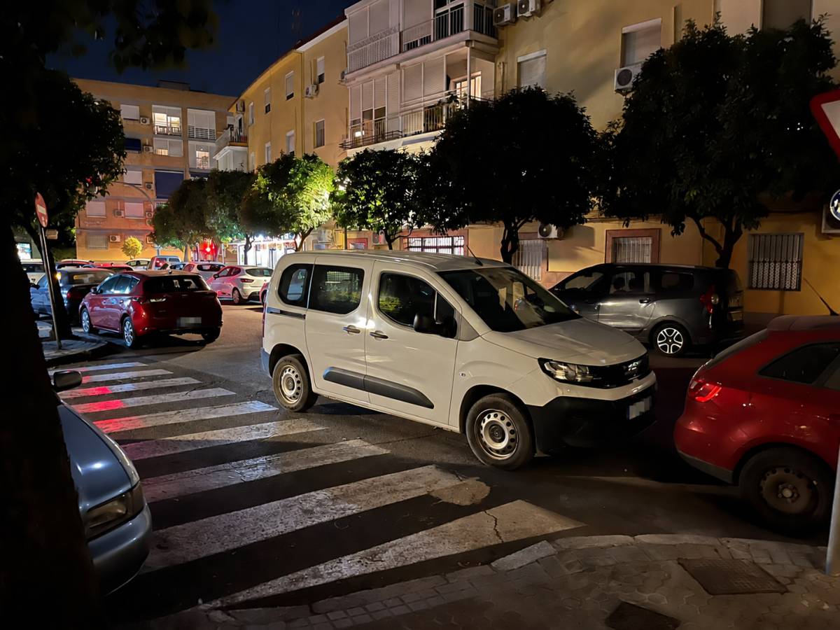 Uno de los coches que ha decidido aparcar donde ha podido. - Uno de los coches que ha decidido aparcar donde ha podido.