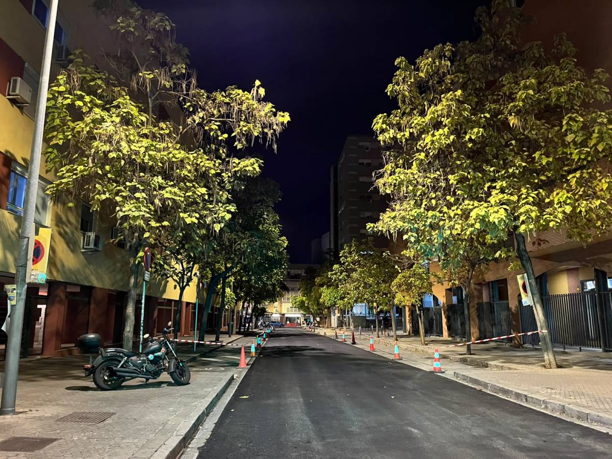 Caos con el aparcamiento en zonas de la Macarena por el reasfaltado en pleno septiembre: 