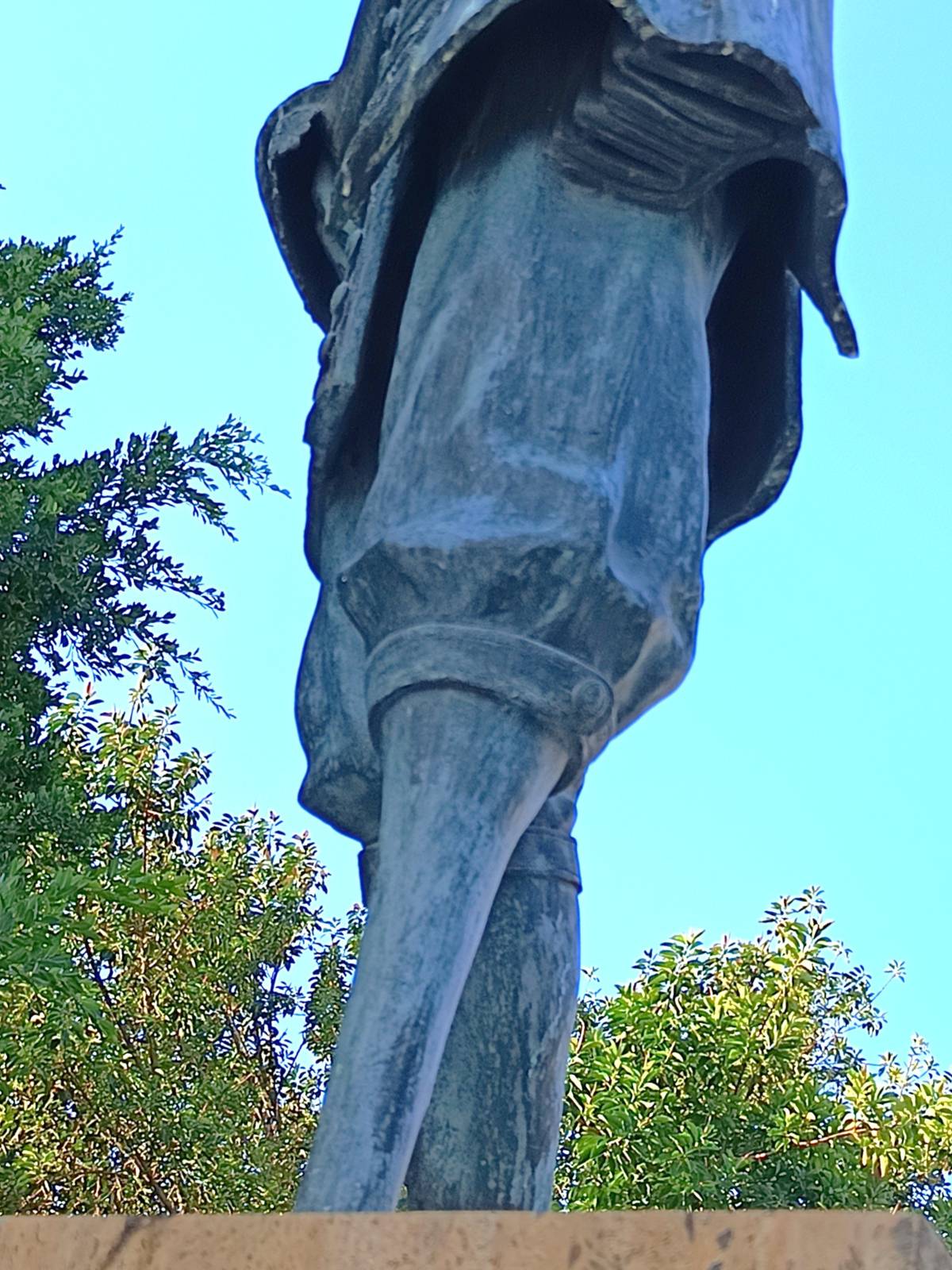 Escultura de Blas de Lezo, vista lateral izquierda, detalle inferior. - Escultura de Blas de Lezo, vista lateral izquierda, detalle inferior.