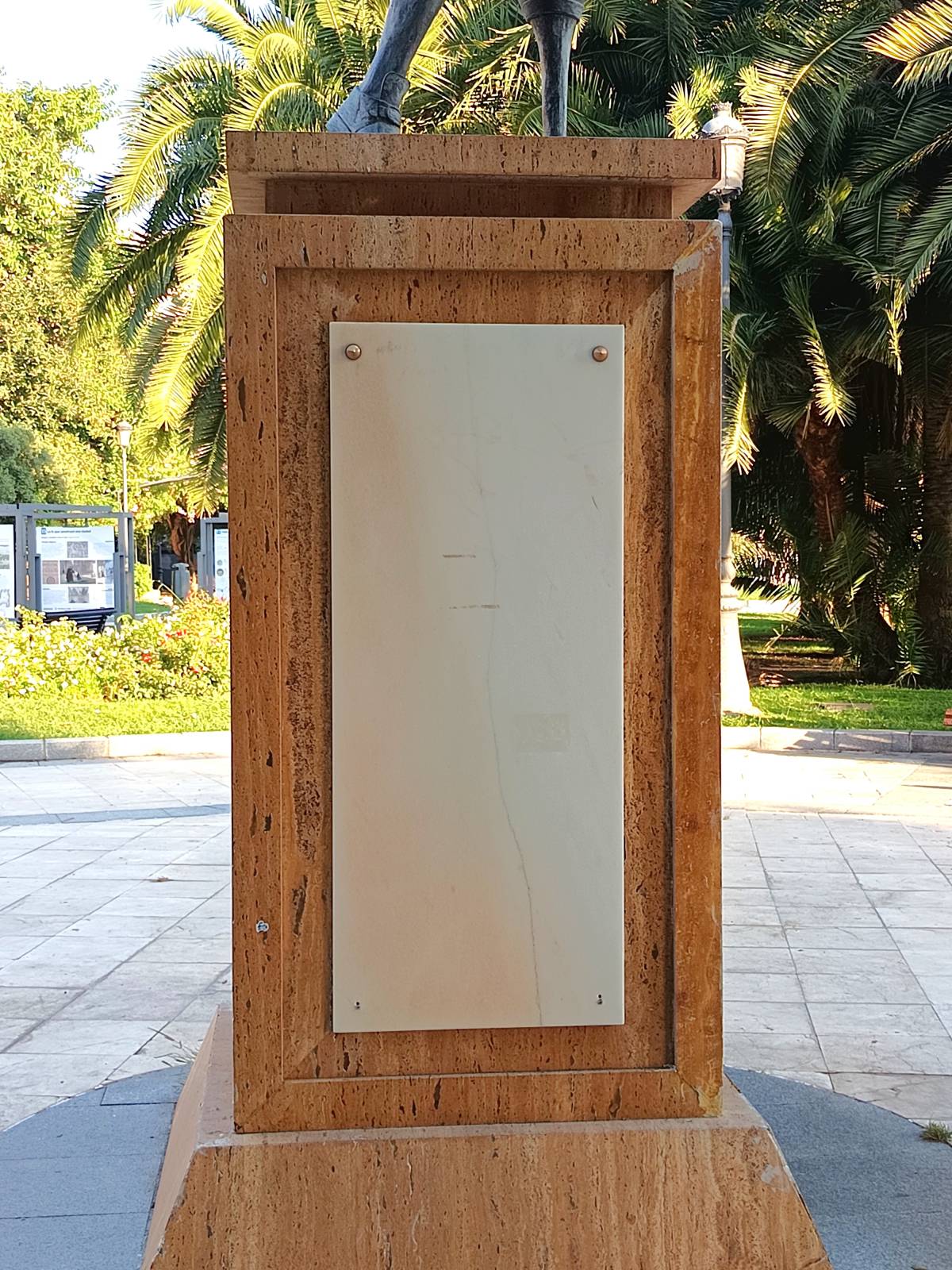 Monumento a Blas de Lezo, vista lateral del pedestal, con placa de mármol lisa. - Monumento a Blas de Lezo, vista lateral del pedestal, con placa de mármol lisa.