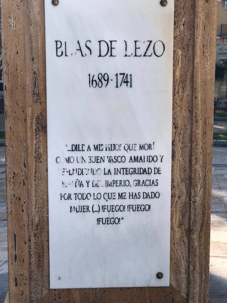 Monumento a Blas de Lezo, leyenda conmemorativa en el frontal del pedestal. - Monumento a Blas de Lezo, leyenda conmemorativa en el frontal del pedestal.