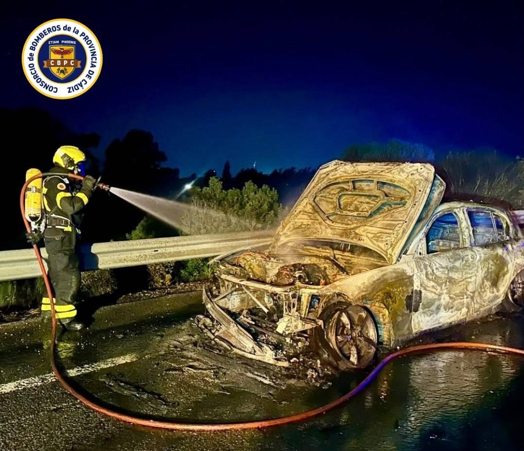 Un coche sale ardiendo en la carretera entre Chiclana y Medina, acaba calcinado y está a punto de provocar un incendio forestal