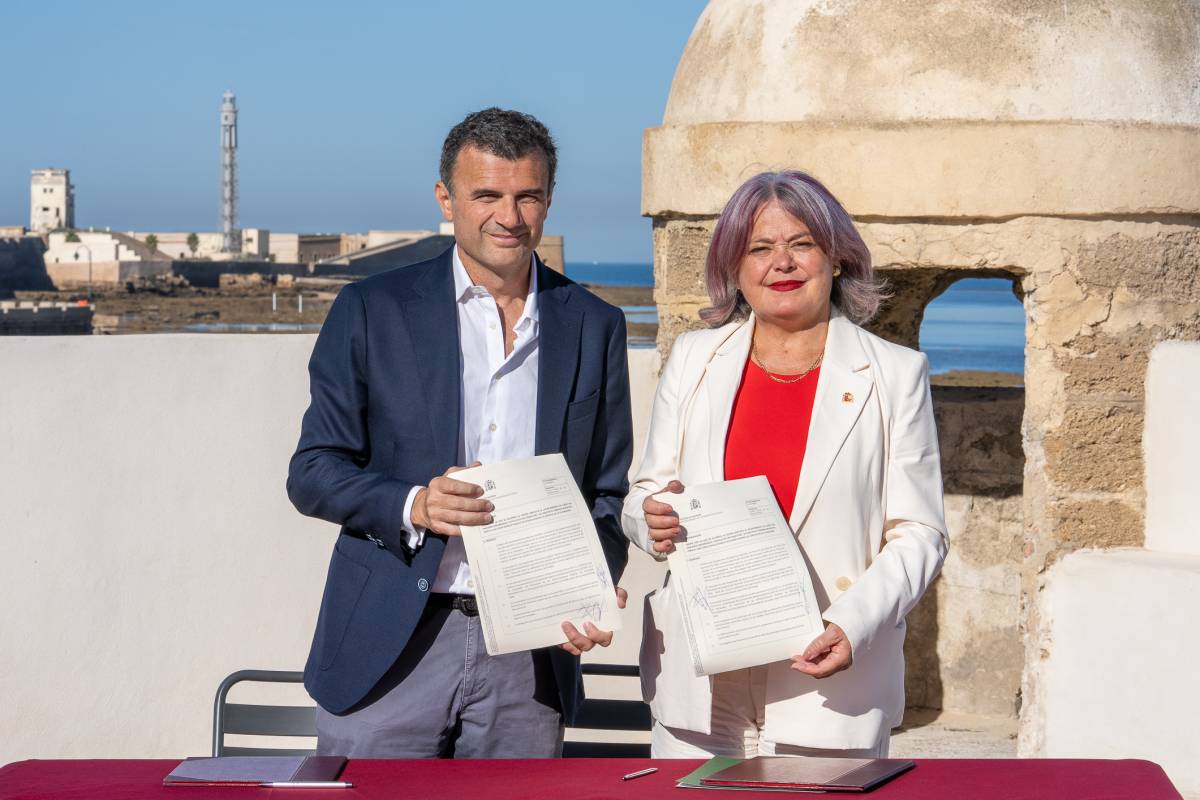 Bruno García y Blanca Flores, firma del acuerdo en el Baluarte del Orejón, fondo Castillo San Sebastian