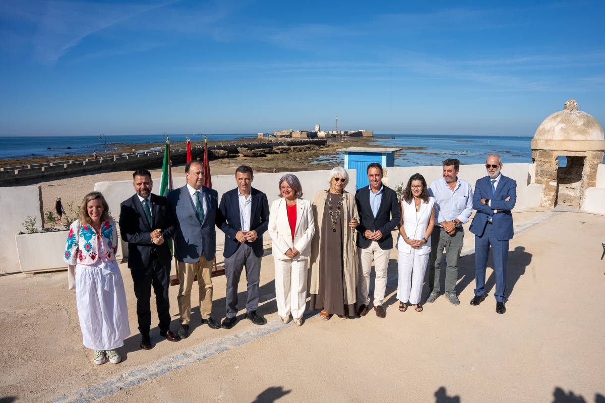 Bruno García y Blanca Flores, firma del acuerdo en el Baluarte del Orejón, fondo Castillo San Sebastian
