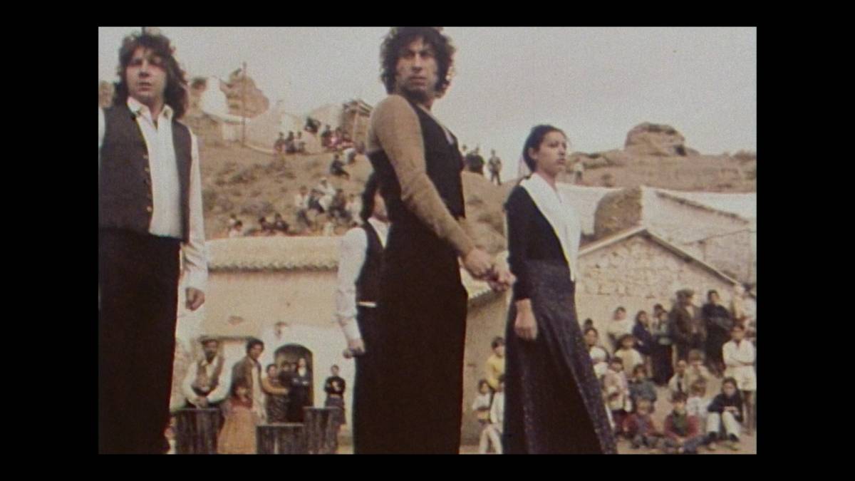 Un fotograma del documental en el que se rescata la representación de Camelamos naquerar en un barrio de Granada.