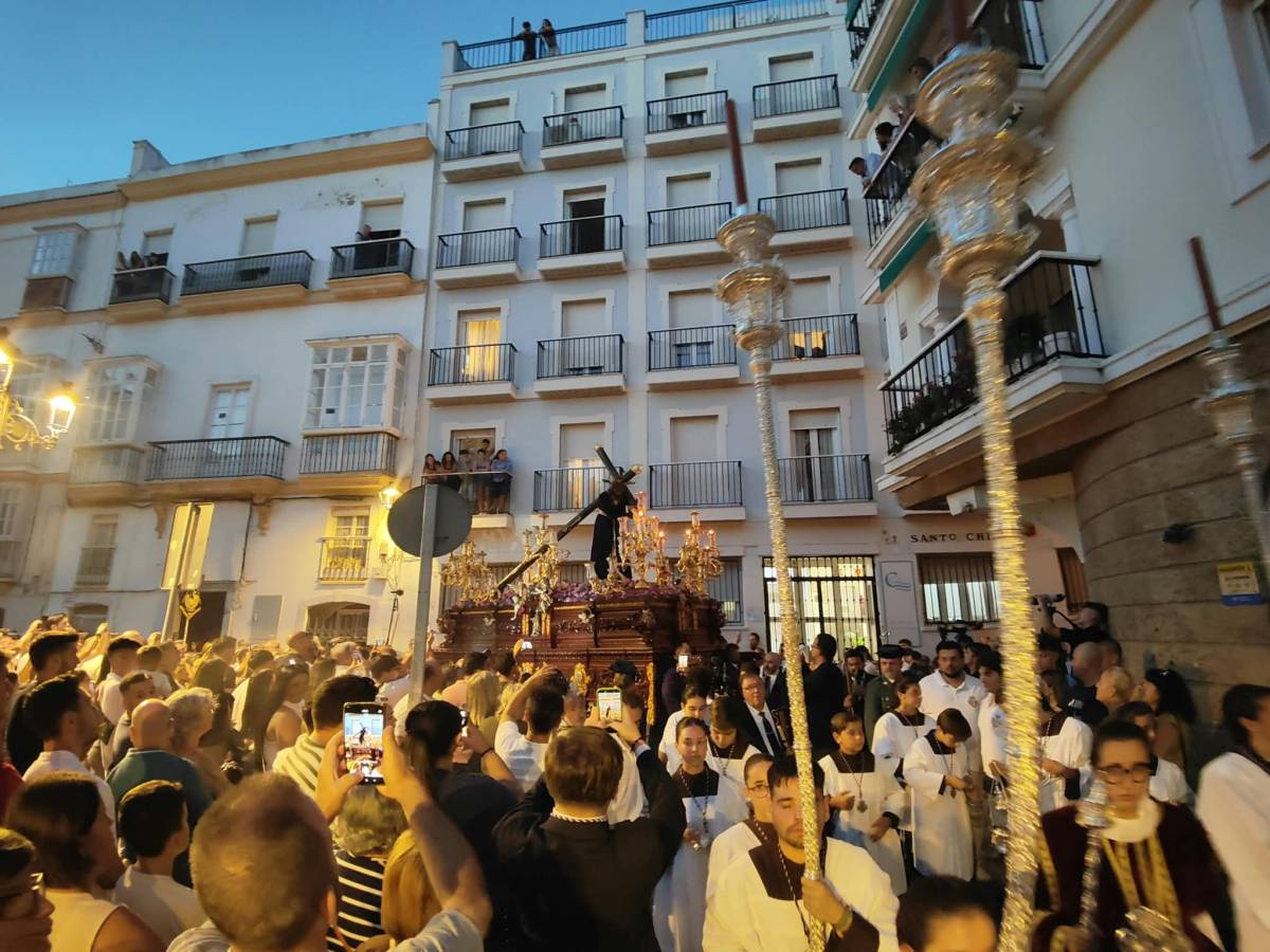 El Nazareno del Amor lleva a Cádiz a la calle para celebrar 85 años de historia