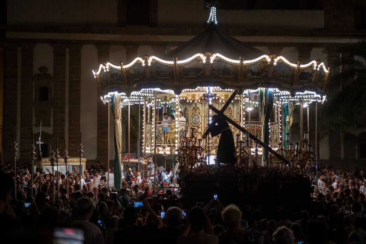 El Nazareno del Amor durante su traslado a la Catedral por el centro de Cádiz. - José María Reyna