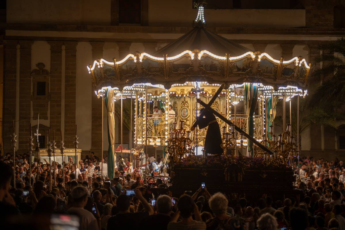 El Nazareno del Amor lleva a Cádiz a la calle para celebrar 75 años de historia