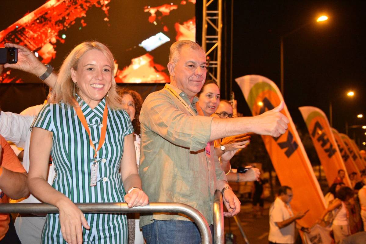 El alcalde saluda a los participantes. - El alcalde saluda a los participantes.