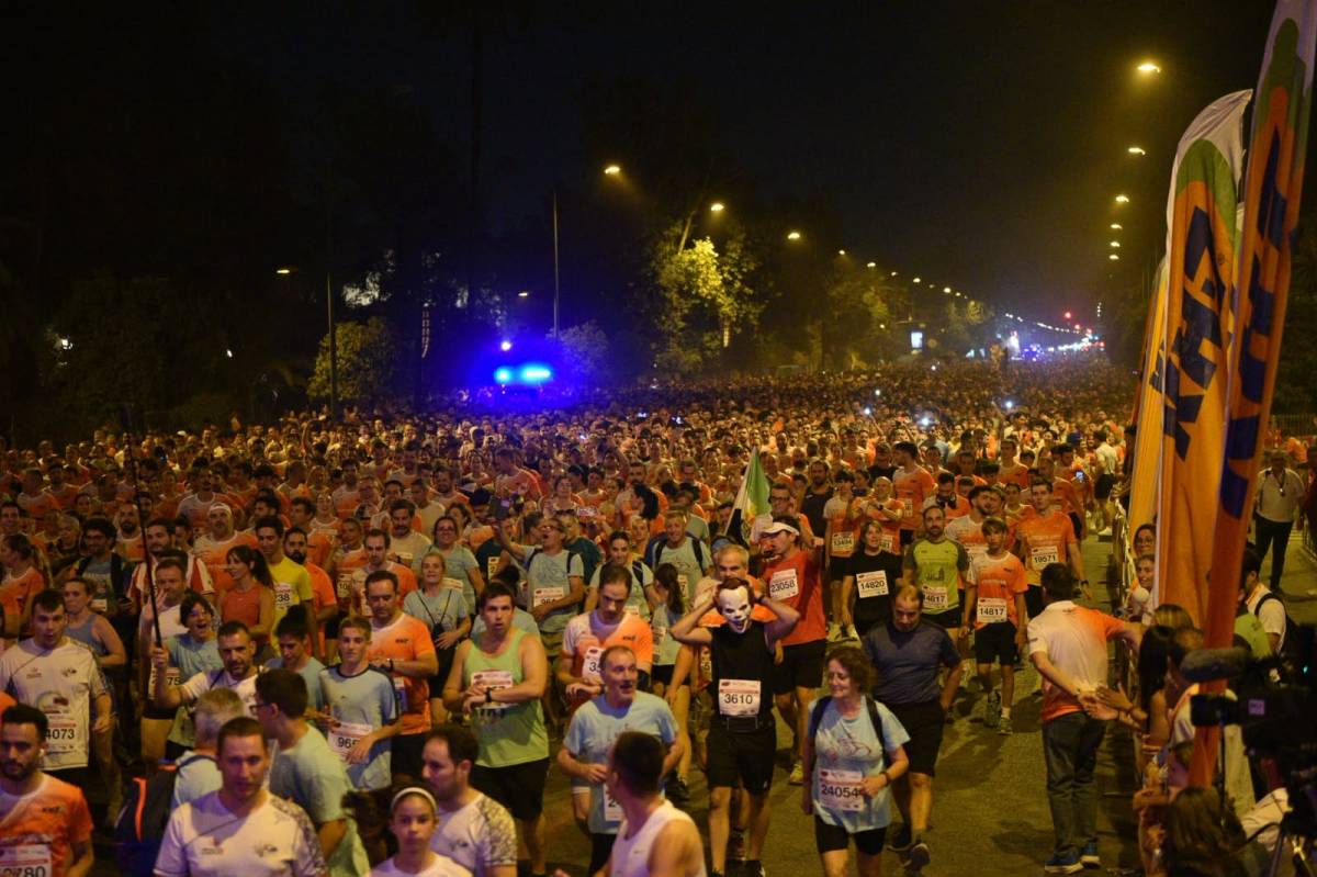 Sevilla corre la 38 edición de la nocturna con un récord histórico de participantes: 26.000 dorsales