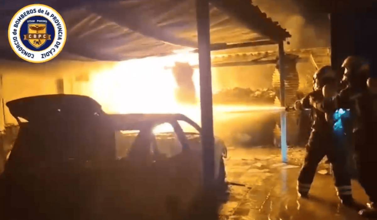 Momento de la actuación de los bomberos en el incendio en Sanlúcar - Momento de la actuación de los bomberos en el incendio en Sanlúcar