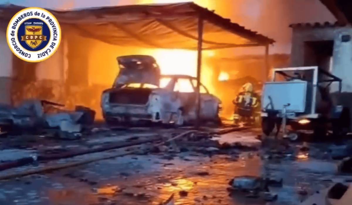 Más de siete horas para extinguir un virulento incendio en Sanlúcar: una vivienda arrasada y varios vehículos afectados