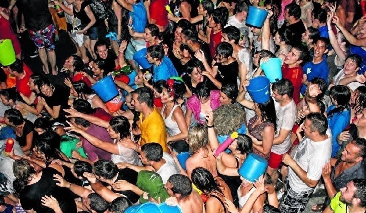 Lanjarón se moja y entra en la élite festiva: la Carrera del Agua en Granada, única andaluza entre las 16 nuevas reconocidas
