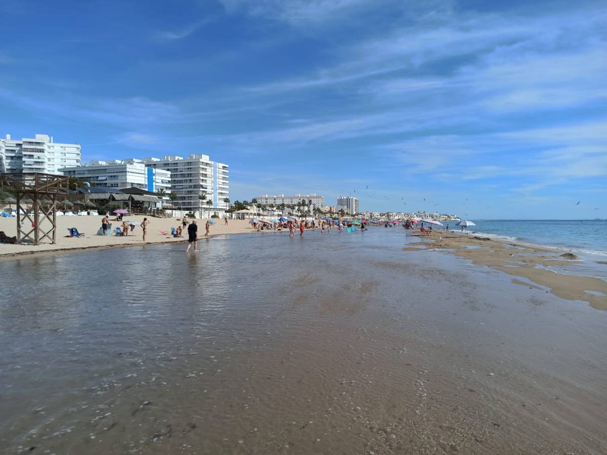 Impresionante pleamar en Rota: un cambio en la marea muy llamativo se 'come' parte de la playa en este último 'finde' de septiembre