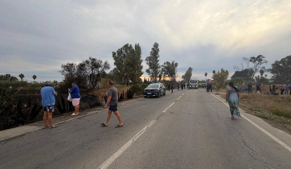 Vecinos alrededor del incendio en Jerez - Vecinos alrededor del incendio en Jerez