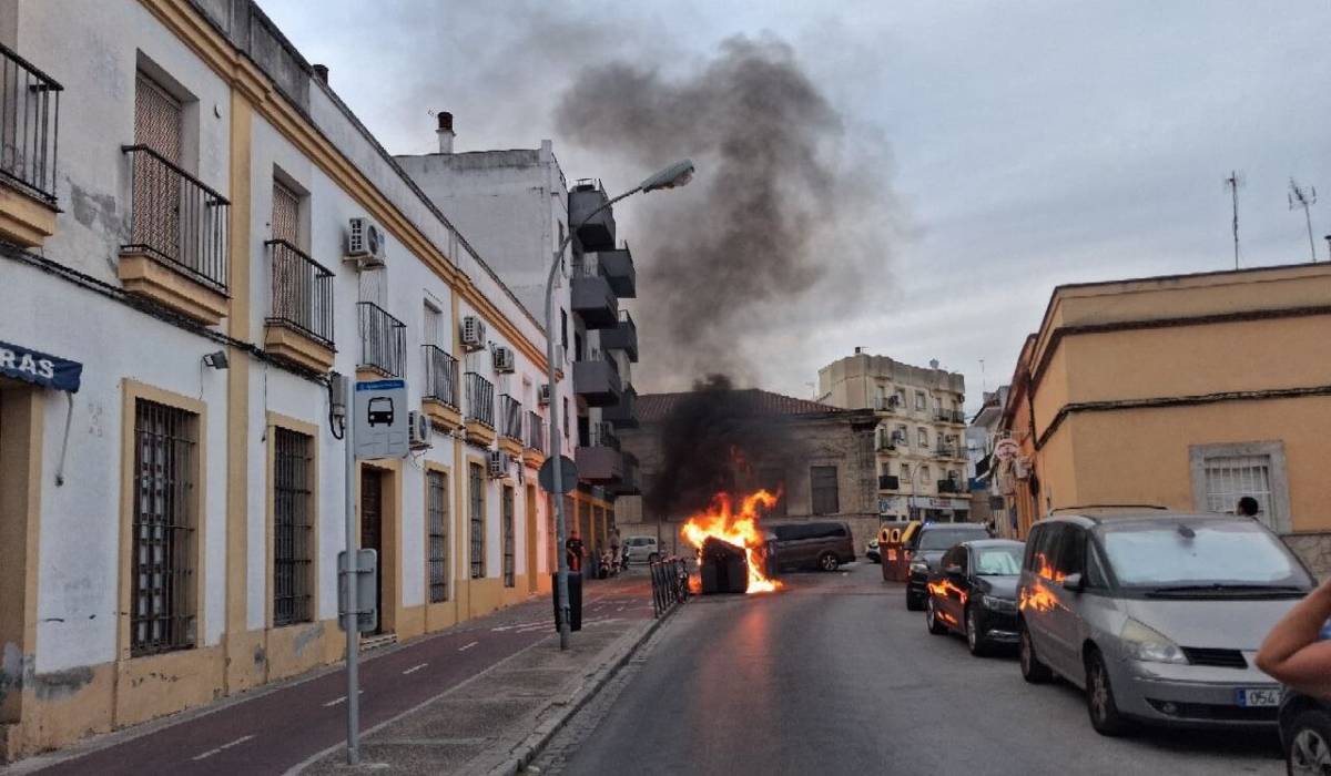 Arde un contenedor en la calle Moraito Chico en Jerez - Arde un contenedor en la calle Moraito Chico en Jerez