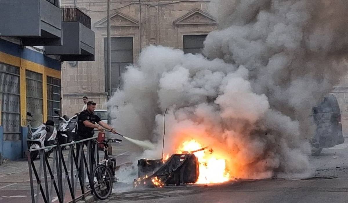 Dos fuegos casi al mismo tiempo en Jerez: arde un contenedor en el barrio de Santiago 