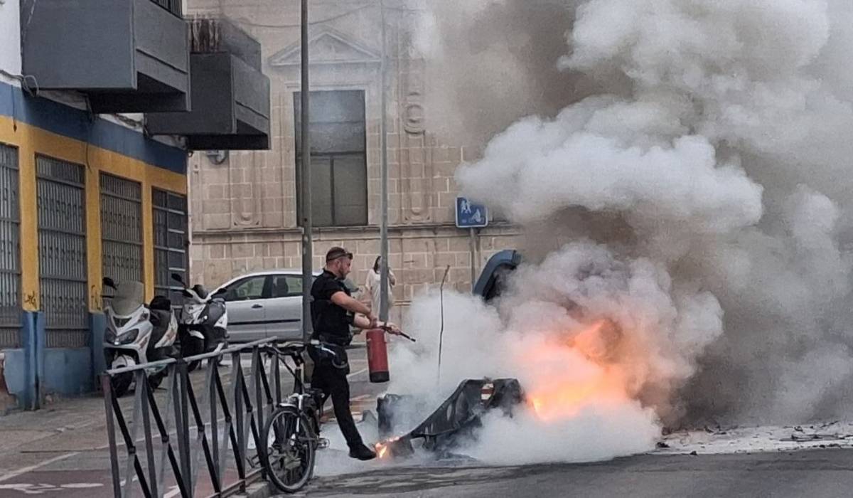 Arde un contenedor en la calle Moraito Chico en Jerez - Arde un contenedor en la calle Moraito Chico en Jerez