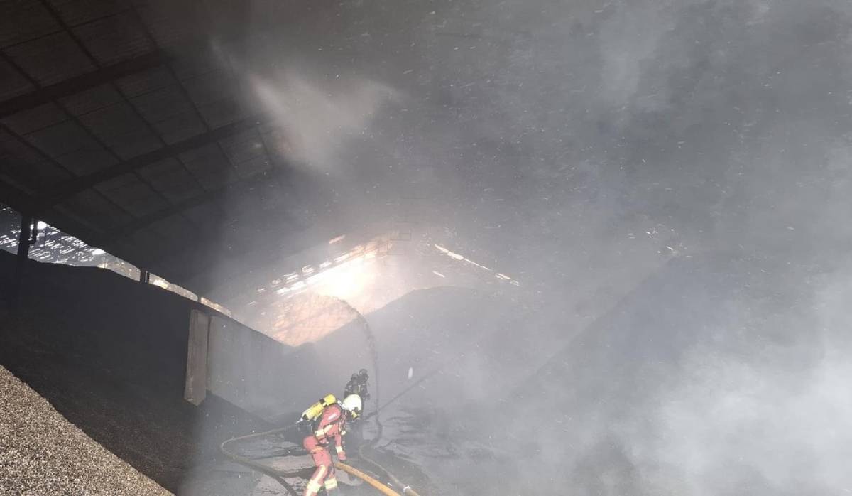 Colapsa el tejado de una nave en llamas en La Luisiana en Sevilla: bomberos protegen otra instalación adosada