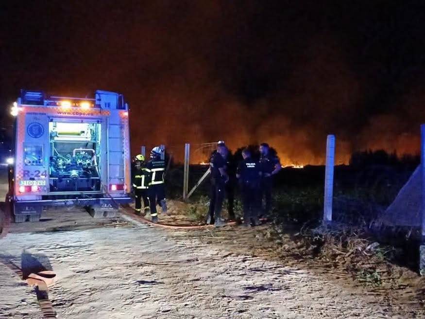 Efectivos de bomberos en la zona, la pasada noche.