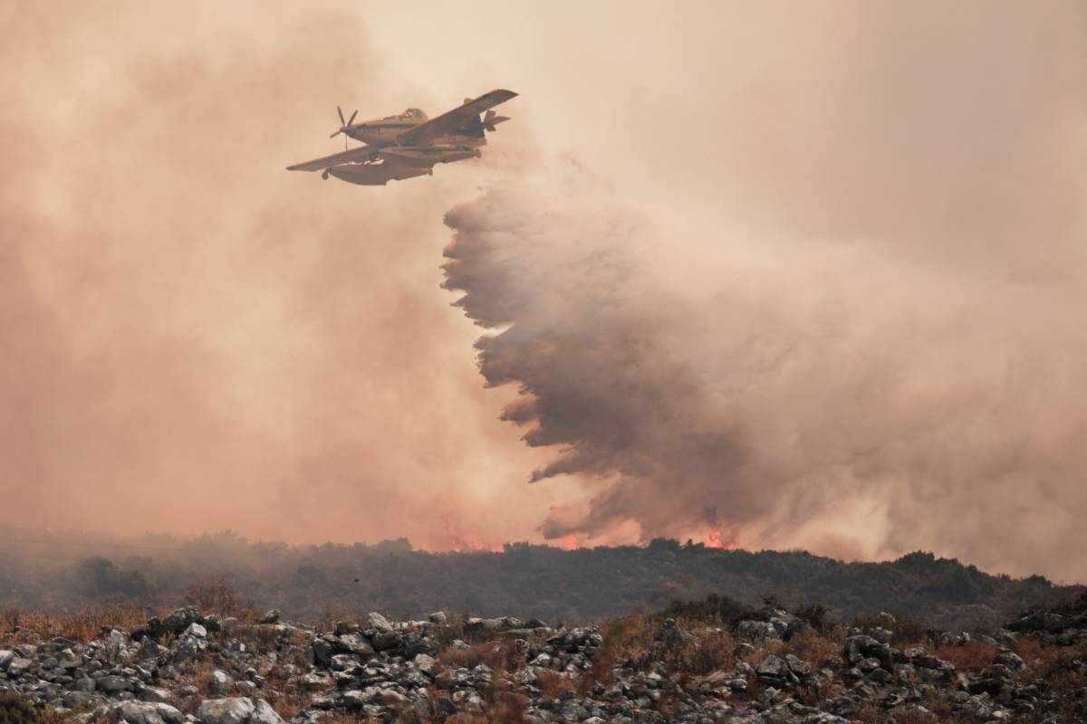 La Junta envía un mensaje Es-Alert por el incendio de Parauta e Igualeja: el viento complica la extinción y el escenario es 