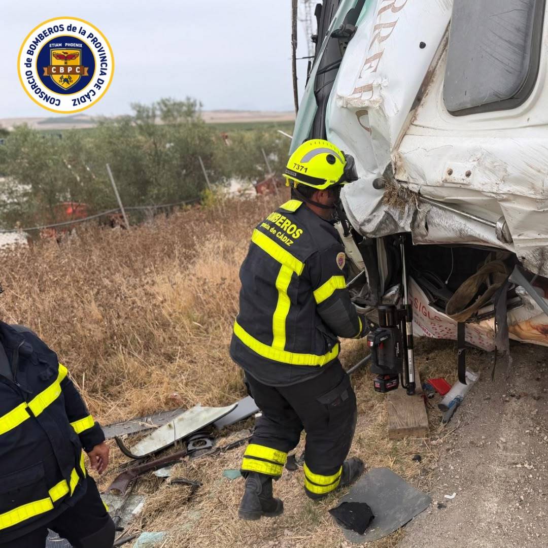 Trabajos de los bomberos para liberar al conductor atrapado.