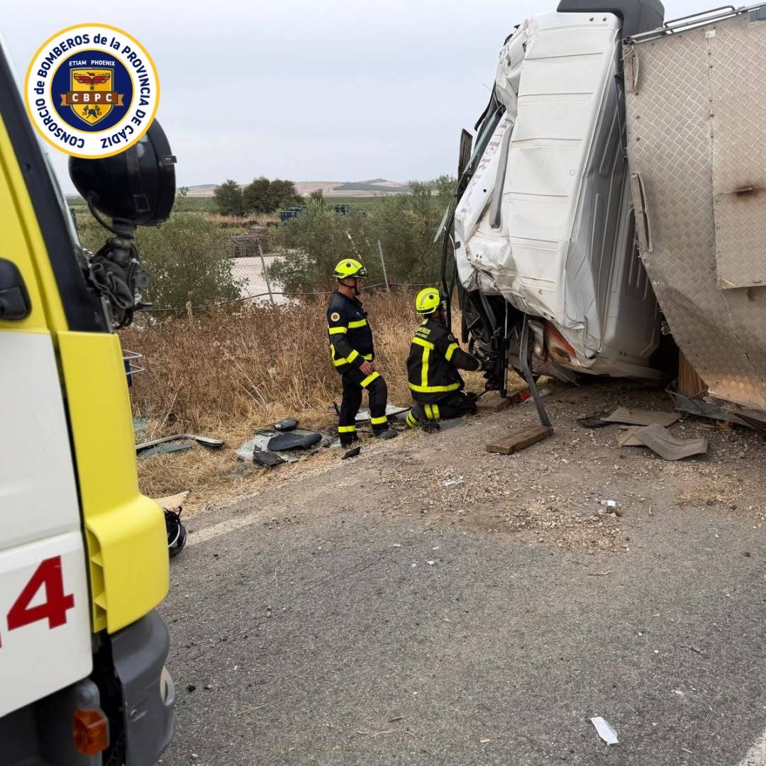 Trasladan en ambulancia al hospital de Jerez al conductor de un camión tras volcar en una carretera de Arcos y bloquear todos los carriles