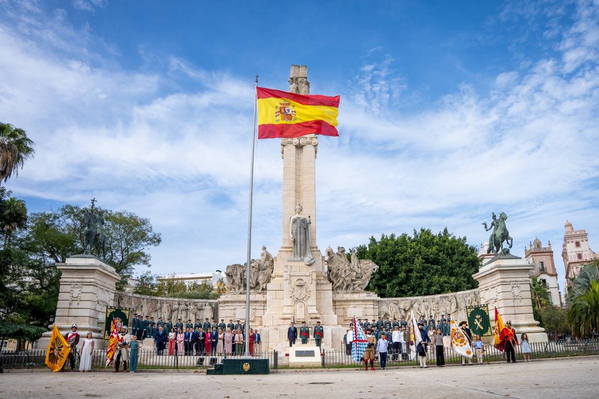 La Guardia Civil inicia los actos conmemorativos por su Patrona con el izado de la bandera en Cádiz, en imágenes