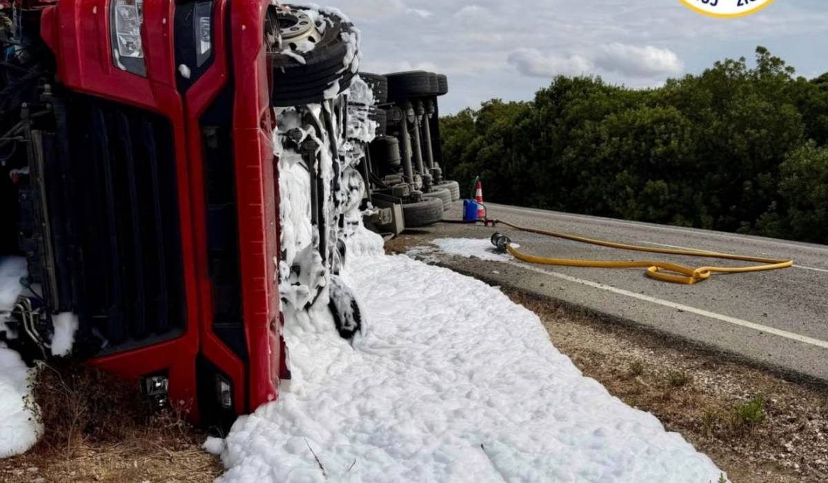 Accidente de un camión entre Medina y Puerto Real con fuga de combustible: el segundo suceso similar este lunes