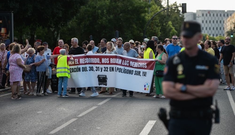 Cinco mil familias del Polígono Sur llevan 20 meses sin sus paradas 'de toda la vida' para el Tussam: 