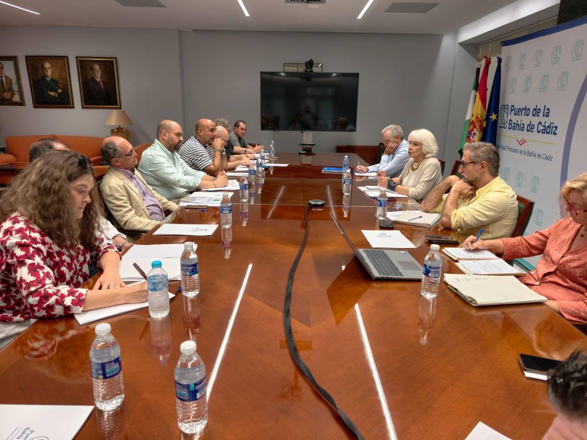 Teófila Martínez, tras más de 200 peticiones, se reúne con el sector pesquero de la lonja de El Puerto y pide margen para dar una solución
