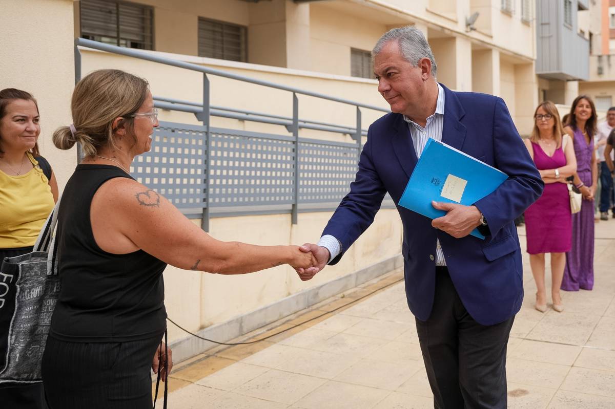 El alcalde de Sevilla suspende su agenda tras encontrarse indispuesto: tras pruebas en el hospital, 