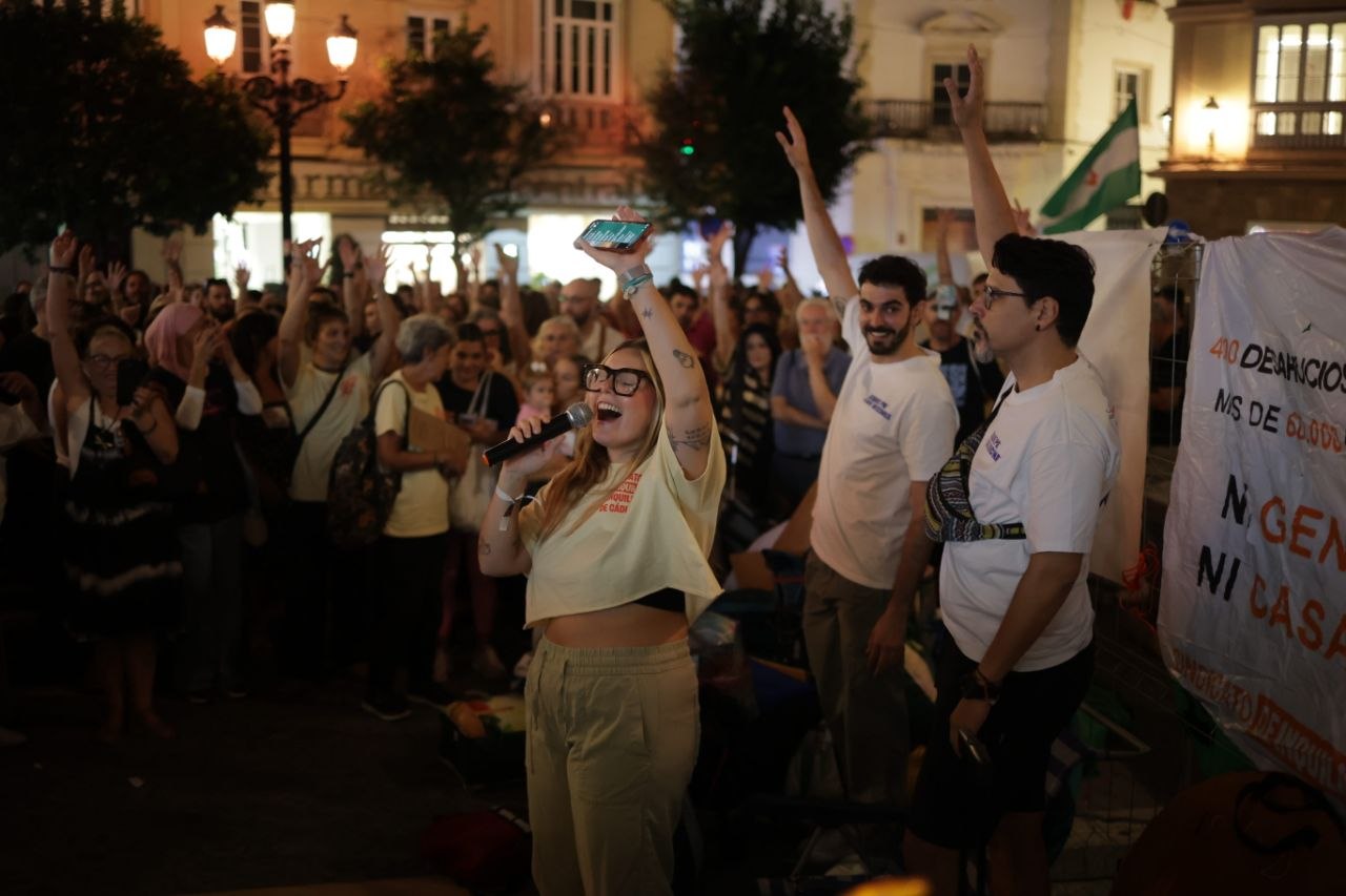 Momento de emoción en la concentración de este lunes en Cádiz. - Manu García Momento de emoción en la concentración de este lunes en Cádiz.